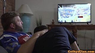 Мускулистый медведь долбит твинка во время матча по регби - порно видео