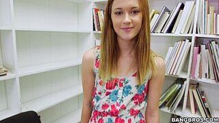 Крошечная рыжая сосет твой хуй в библиотеке, видео от первого лица - порно видео