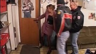Худенькую милфу трахнули в гэнгбэнге с пирсингованной киской - фильм целиком - порно видео