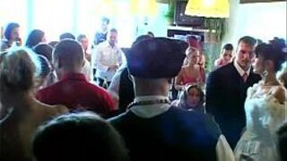 Свадебные шлюшки трахаются на публике - порно видео