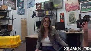Секс красивой шлюхи в магазине - порно видео