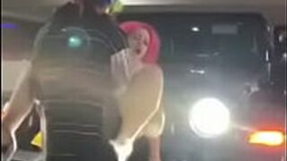 Шлюху с розовыми волосами долбят на джипе - порно видео