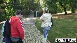 Милфа занимается горячим тройничком - порно видео