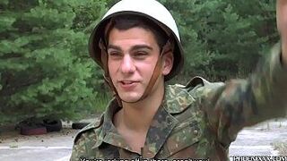 Молодые геи в униформе обмениваются минетами на обочине дороги - порно видео