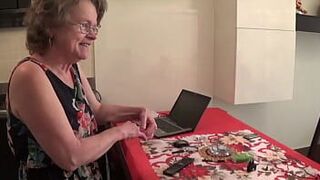 Старую итальянскую шлюшку-тетю трахнул молодой человек - порно видео