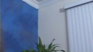 Аппетитная девушка выглядит восхитительно на члене - порно видео