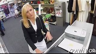 Секс в магазине с шлюхой - порно видео