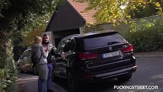 Похотливая воришка наказана твердым членом - порно видео