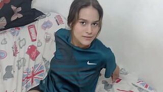 Я нахожу сводную сестру в моей одежде и снимаю ее, пока не трахну ее - порно видео