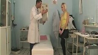 Она так любит мужчин постарше и трахает своего доктора - - порно видео
