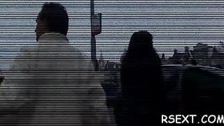 Скупой парень выходит и исследует квартал красных фонарей в Амстердаме - порно видео